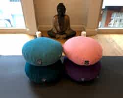 Renkli minder (mor, pembe, koyu yeşil)